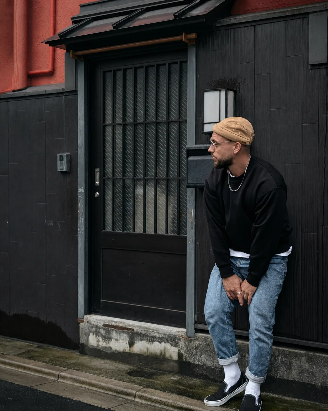 Arthur V. devant une façade architecturale sombre à Tokyo